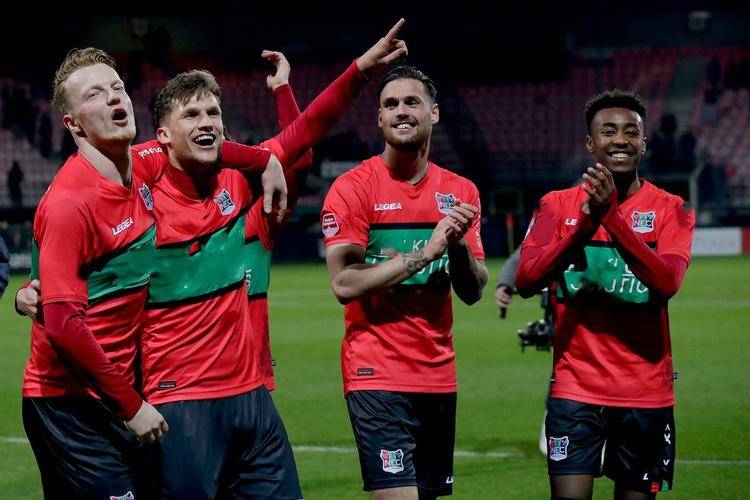 世体：赛后拉波尔塔等人迅速赶往更衣室，担忧贝尔纳尔的伤情